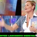 Un momento del programa televisivo «Quelli che il calcio...» en el que se pueden ver los SMS como los que enviaba la mafia
