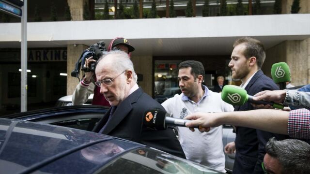 Rato, hoy martes, a su salida esta tarde de su domicilio en Madrid.