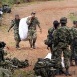 Soldados colombianos en el lugar del ataque en el Cauca.