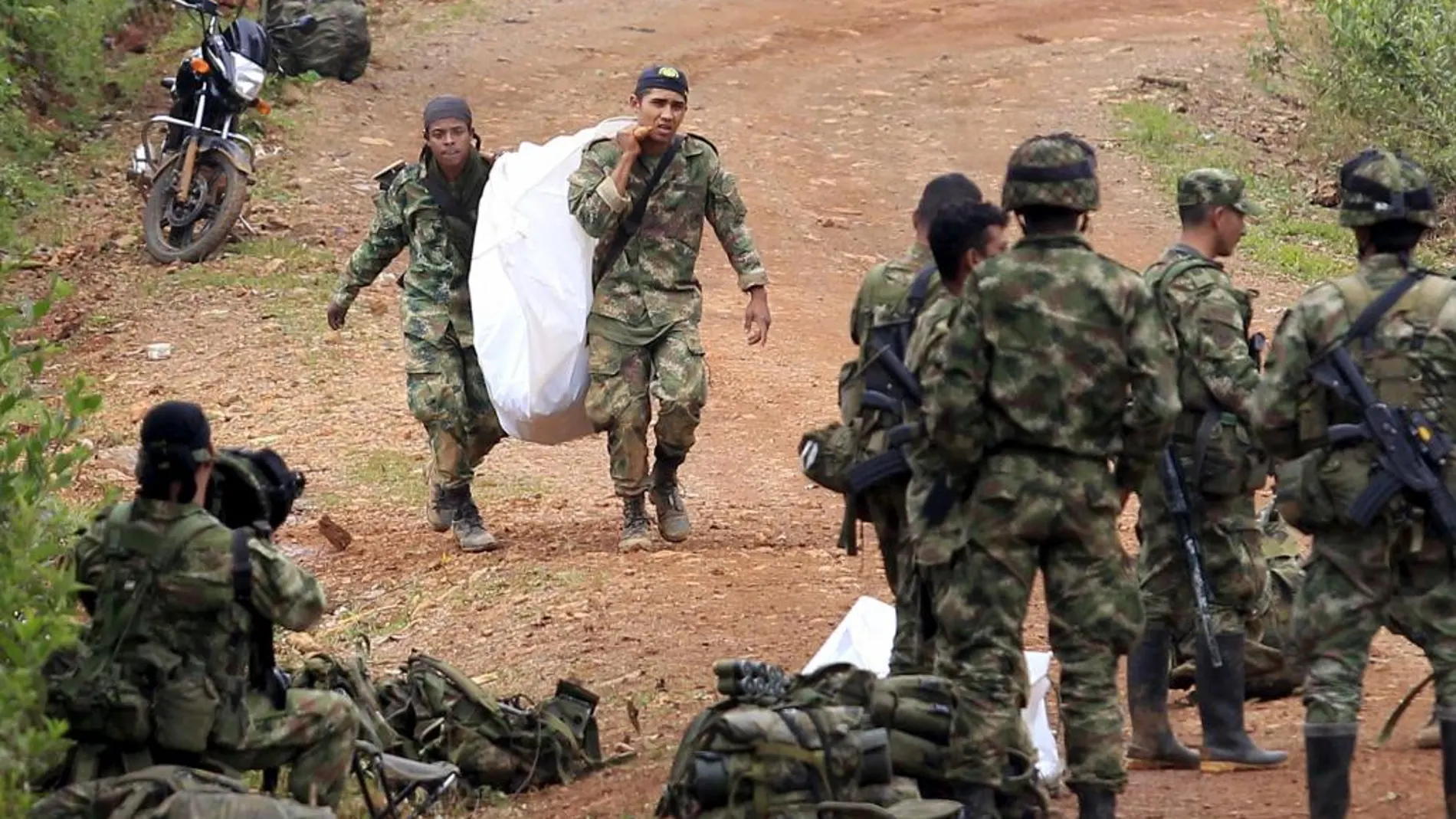 Soldados colombianos en el lugar del ataque en el Cauca.