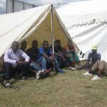 Inmigrantes de Malaui, víctimas de la violencia xenófoba, esperan a ser repatriados en un campo de desplazados de Johannesburgo