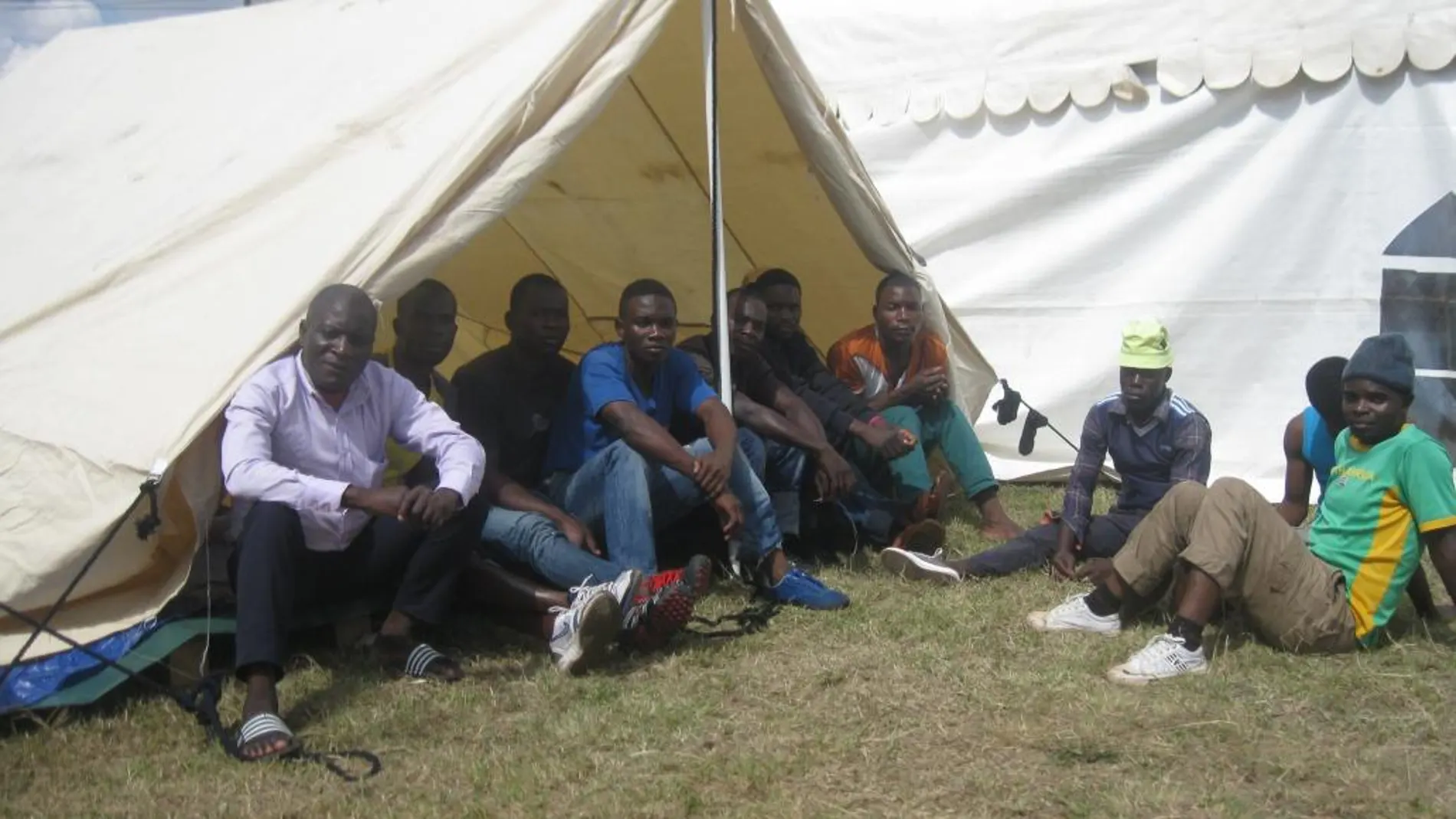 Inmigrantes de Malaui, víctimas de la violencia xenófoba, esperan a ser repatriados en un campo de desplazados de Johannesburgo