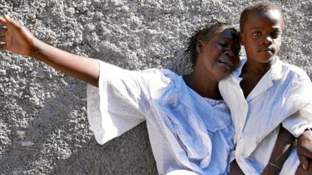 La madre de una niña de 16 años que acaba de morir llora en el exterior de su casa