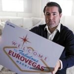 El empresario Marc Serra, junto a la marca que ha registrado para comercializar souvenirs de Eurovegas