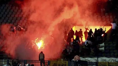 Aficionados egipcios durante los disturbios ocurridos en febrero de 2012.