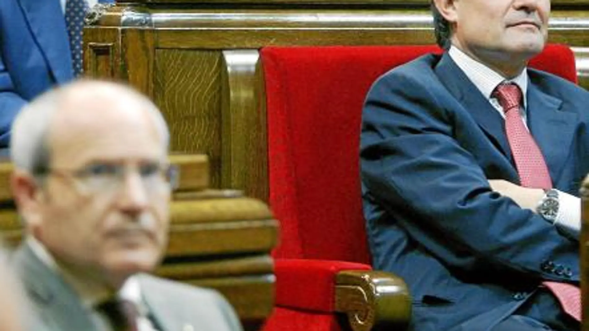 Montilla, en primer plano, y Mas, con semblate relajado, ayer durante el último Pleno del Parlamento catalán