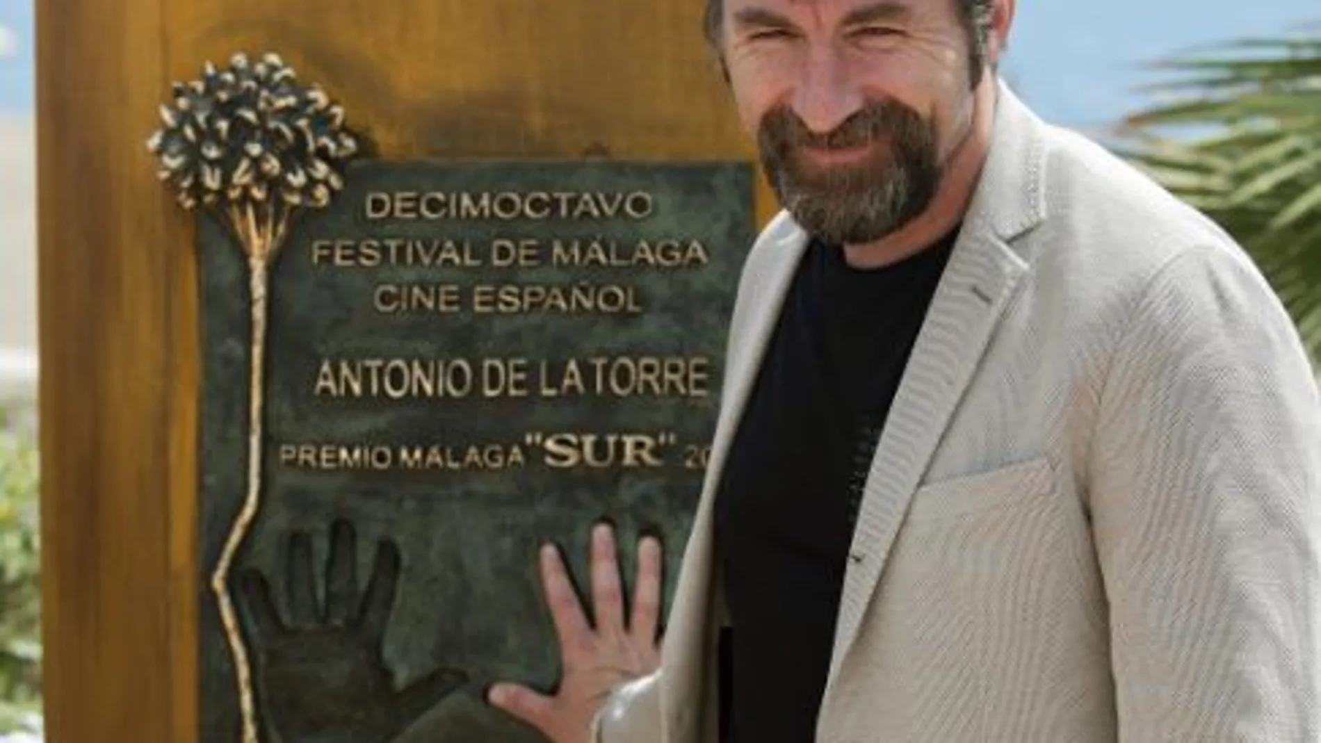 El actor malagueño Antonio de la Torre posa con su monolito por el Premio Málaga-Sur concedido por el Festival de Málaga por su extensa y exitosa trayectoria