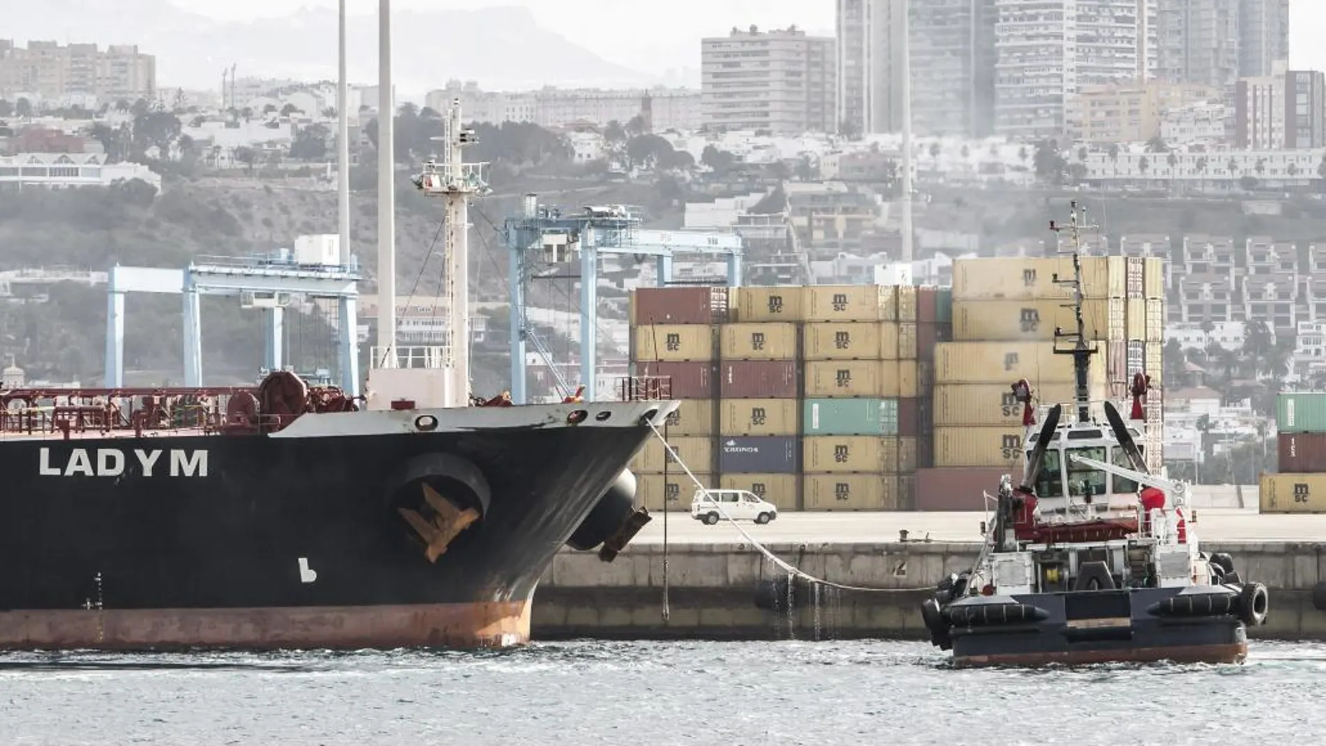 El petrolero liberiano Lady M, cargado con 94.000 toneladas de fuel, ha entrado esta tarde en el puerto de Las Palmas de Gran Canaria.