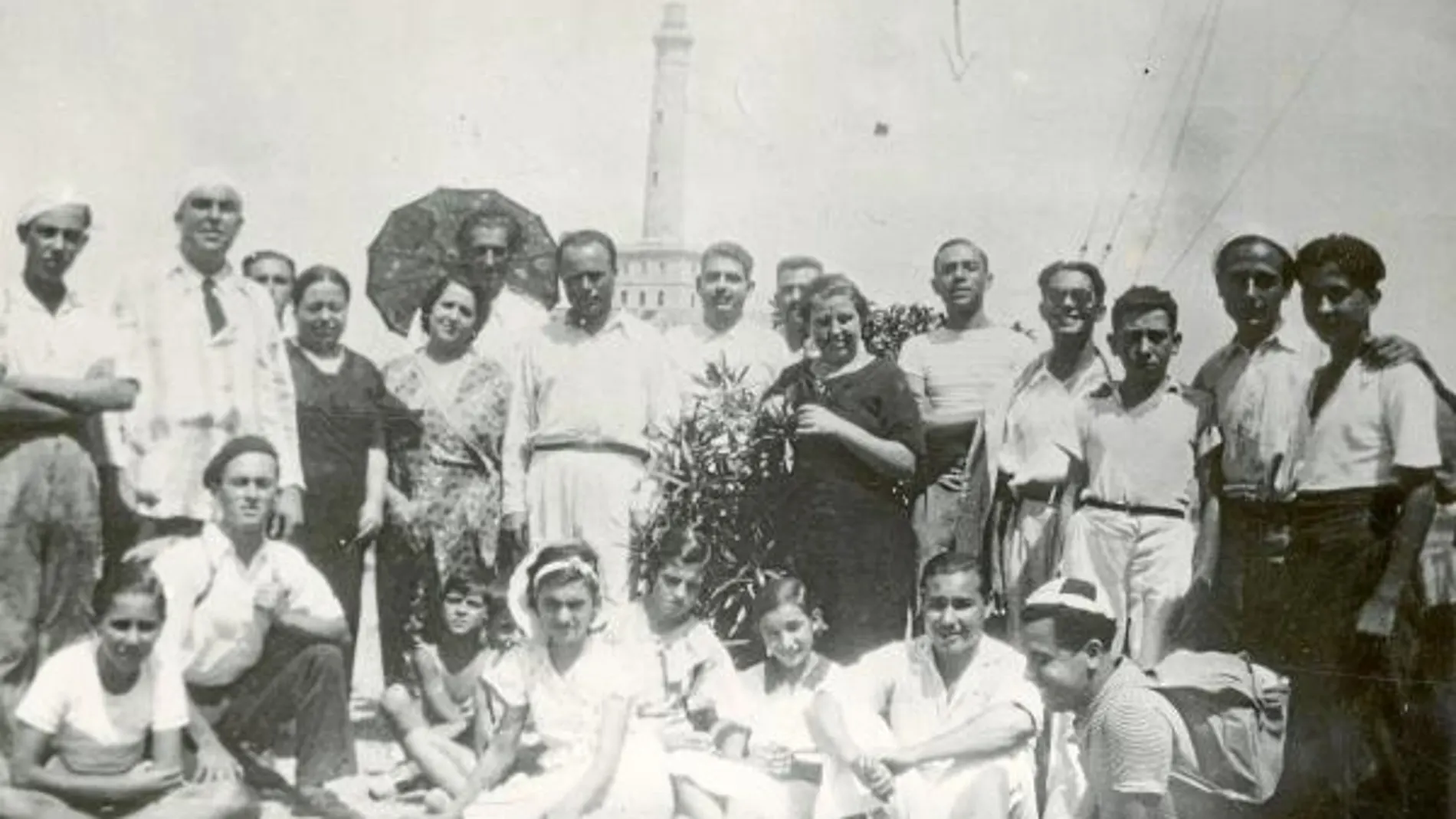 Miguel Hernández (quinto derecha) en una excursión a Cabo de Palos con escritores y amigos murcianos