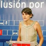 La diputada regional socialista, María González, ofreció ayer sus explicaciones en la sede del PSRM