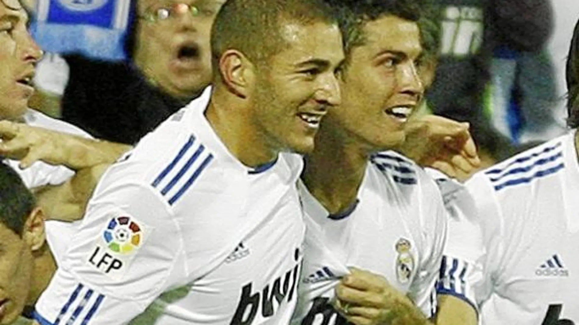 Benzema se abraza a Cristiano para celebrar el último tanto del partido de ayer