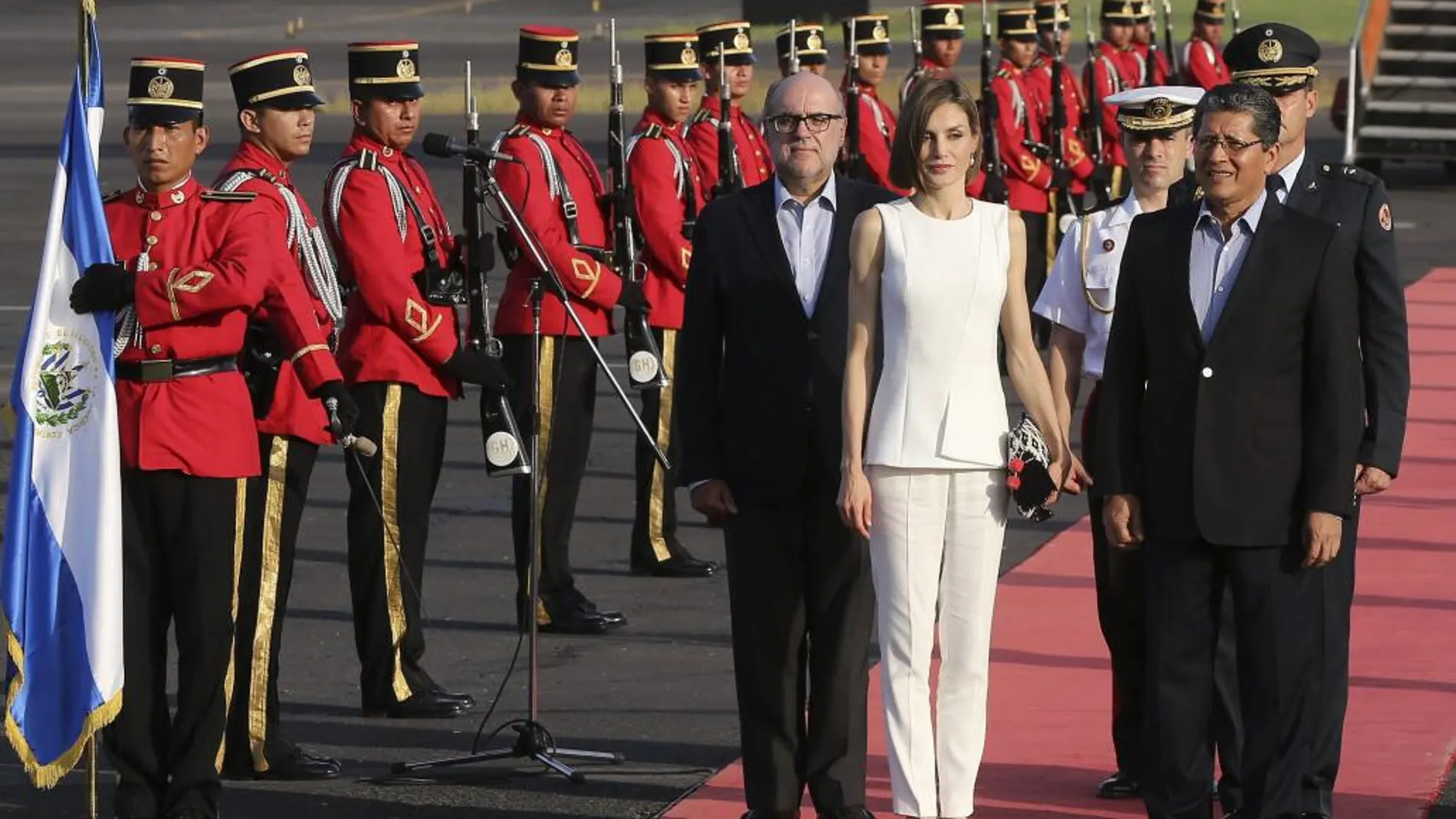 La Reina Letizia es recibida por el viceministro salvadoreño de Cooperación para el Desarrollo, Jaime Alfredo Miranda, y el embajador español, Francisco José Rábena