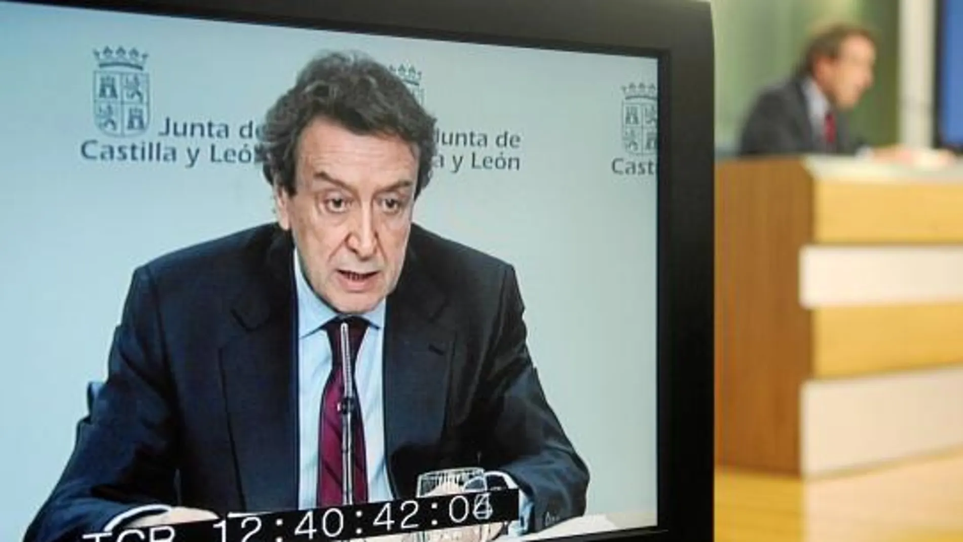 El portavoz, José Antonio de Santiago-Juárez, explica los acuerdos del Consejo de Gobierno