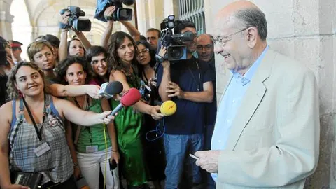 Periodistas y políticos intentaron que Millet mediara palabra, pero ayer se limitó a sonreír y a fumar entre flashes en el Parlament