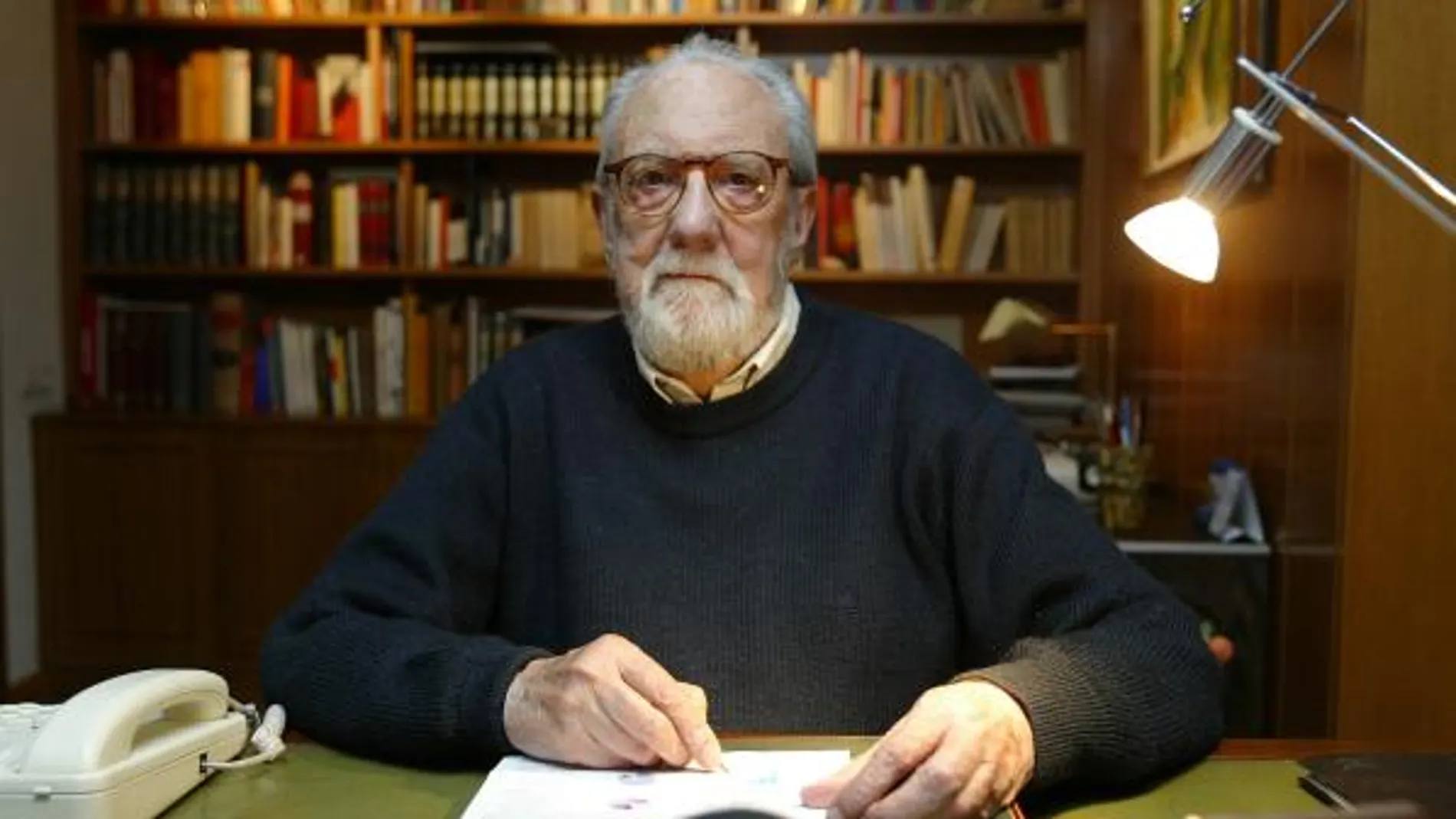 El escritor fue galardonado en 1988 con el Premio Fastenrath de la Academia de la Lengua y en 1999 con el Castilla y León de las Letras