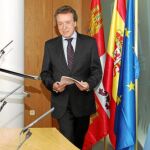 El portavoz, José Antonio de Santiago Juárez, antes de explicar los acuerdos del Consejo de Gobierno