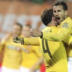 El centrocampista del Espanyol Víctor Sánchez (i) felicita al uruguayo Christian Stuani tras marcar el segundo gol ante el Eibar
