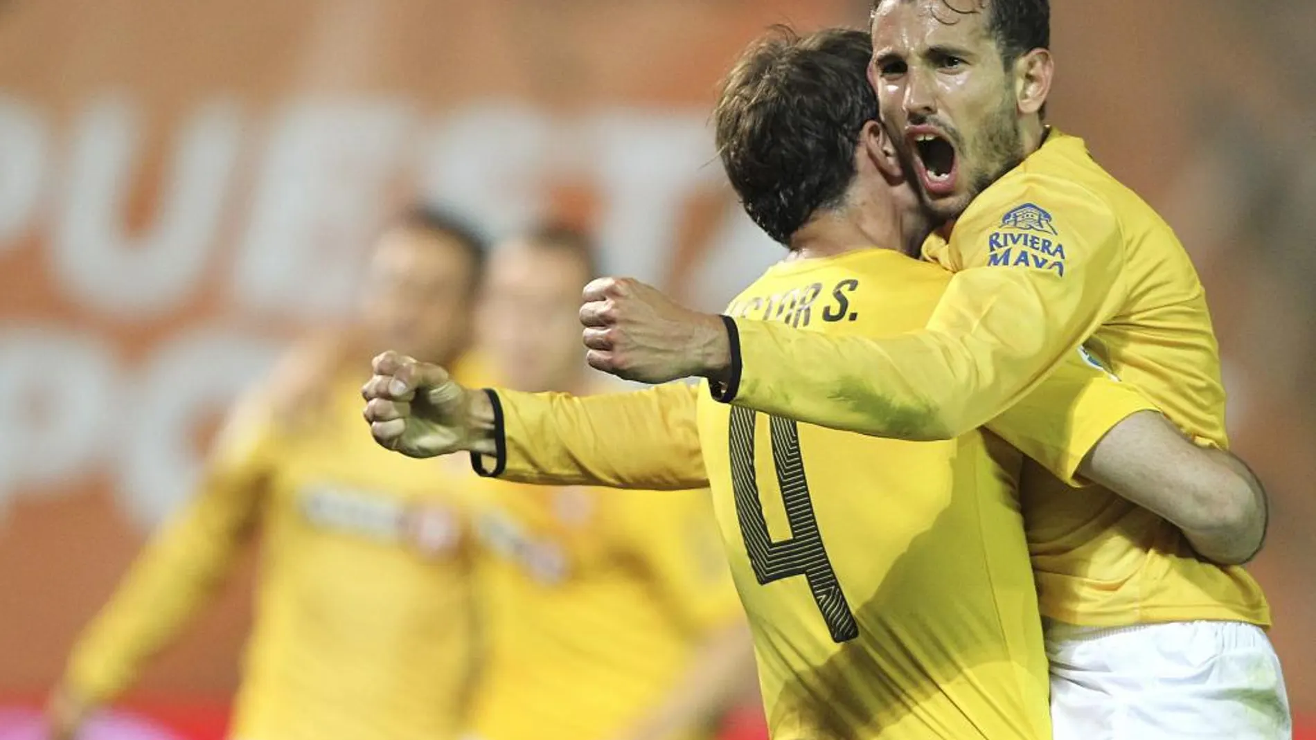 El centrocampista del Espanyol Víctor Sánchez (i) felicita al uruguayo Christian Stuani tras marcar el segundo gol ante el Eibar
