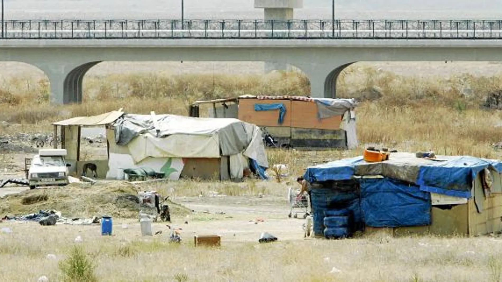 Parte del clan de «Los Caracoleños» regresó al Polígono Sur, otra parte sigue bajo el puente de San Juan de Aznalfarache
