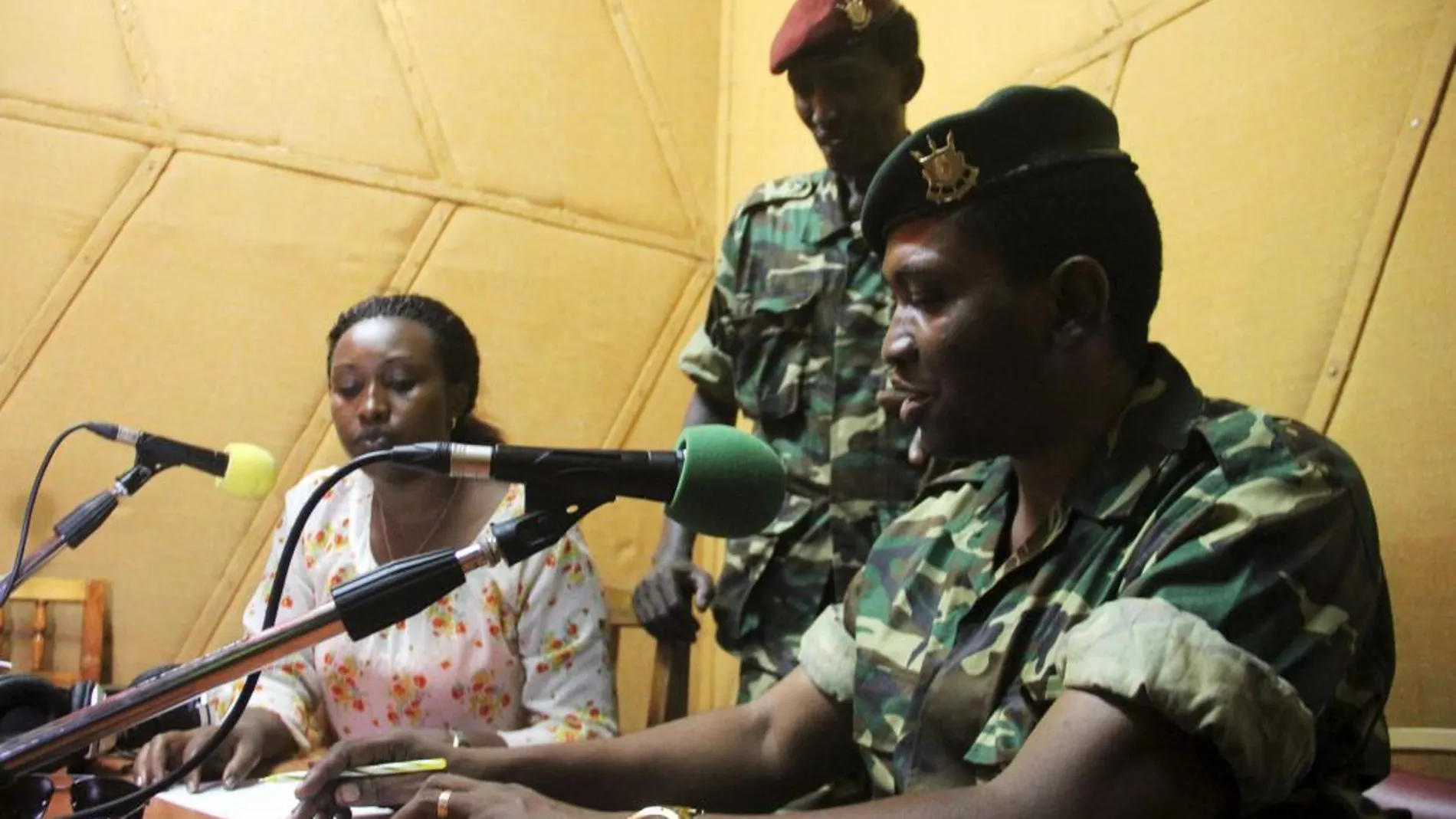 El General Mayor, Godefroid Niyombare, durante su comunicado por radio a la nación