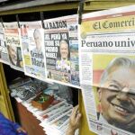 Los periódico se volcaron para informar del Nobel a Mario Vargas Llosa