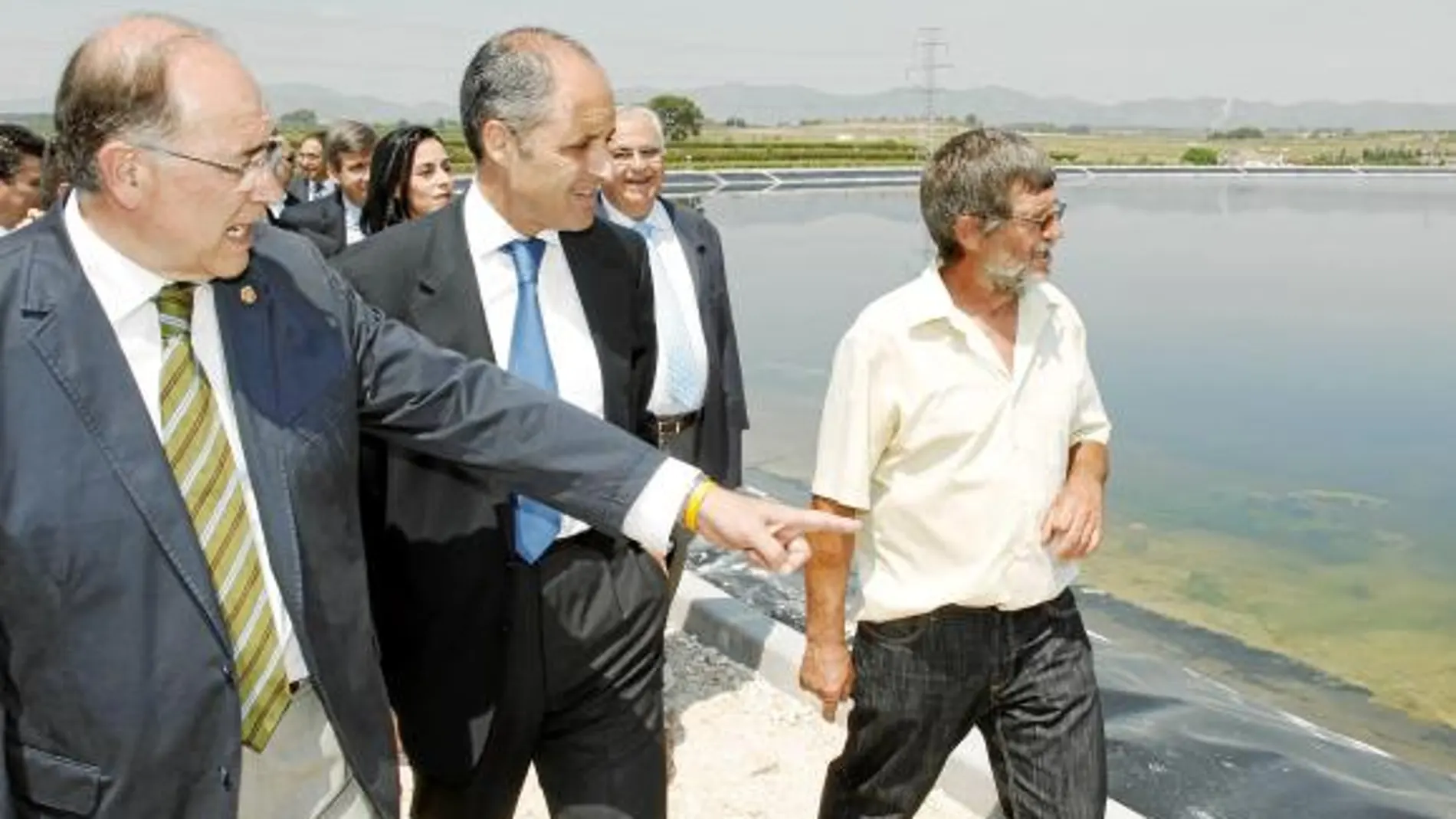 El presidente Camps visita la balsa de riego de Albaida