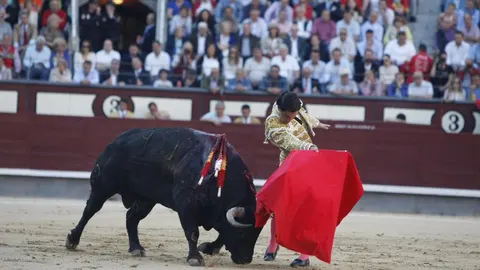 Pase de pecho del madrileño a un astado de Parladé en Las Ventas