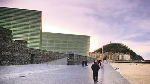 Pasarela volante sobre el mar de San Sebastián
