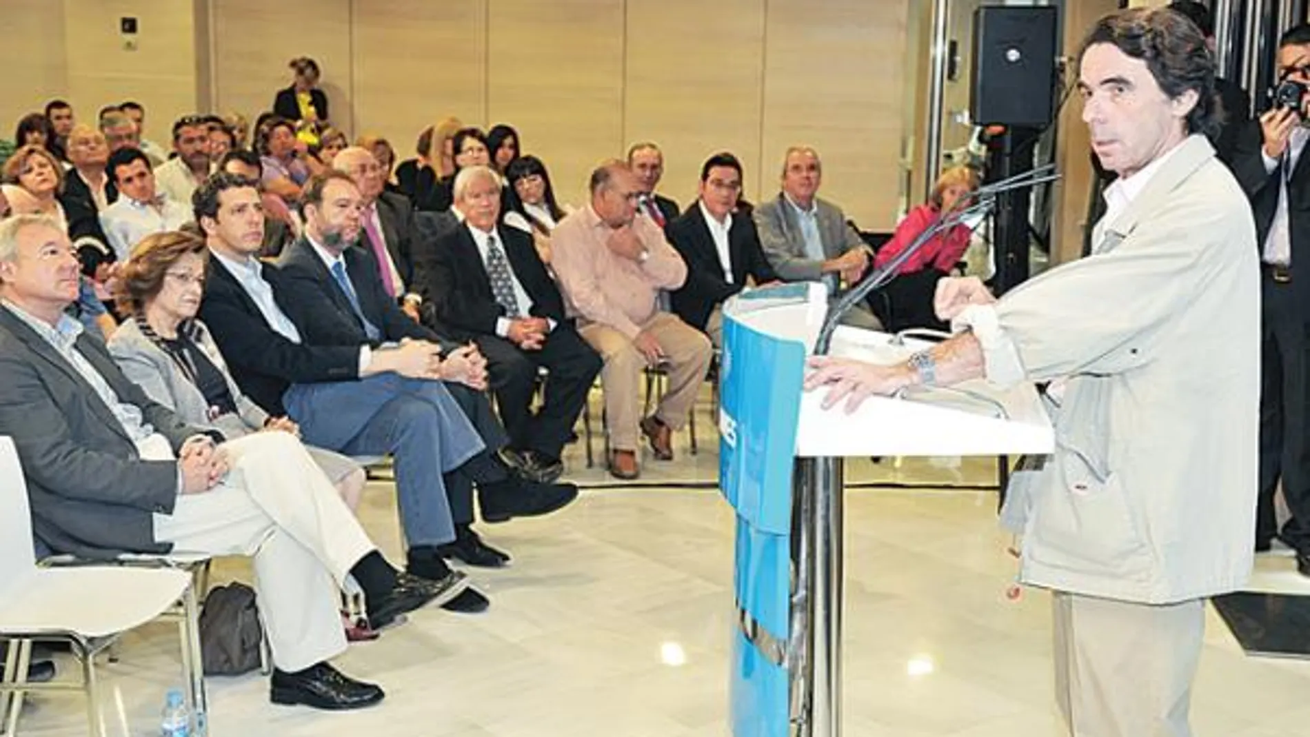 El presidente del FAES participó en un acto con militantes del PP, entre ellos el jefe del Ejecutivo murciano