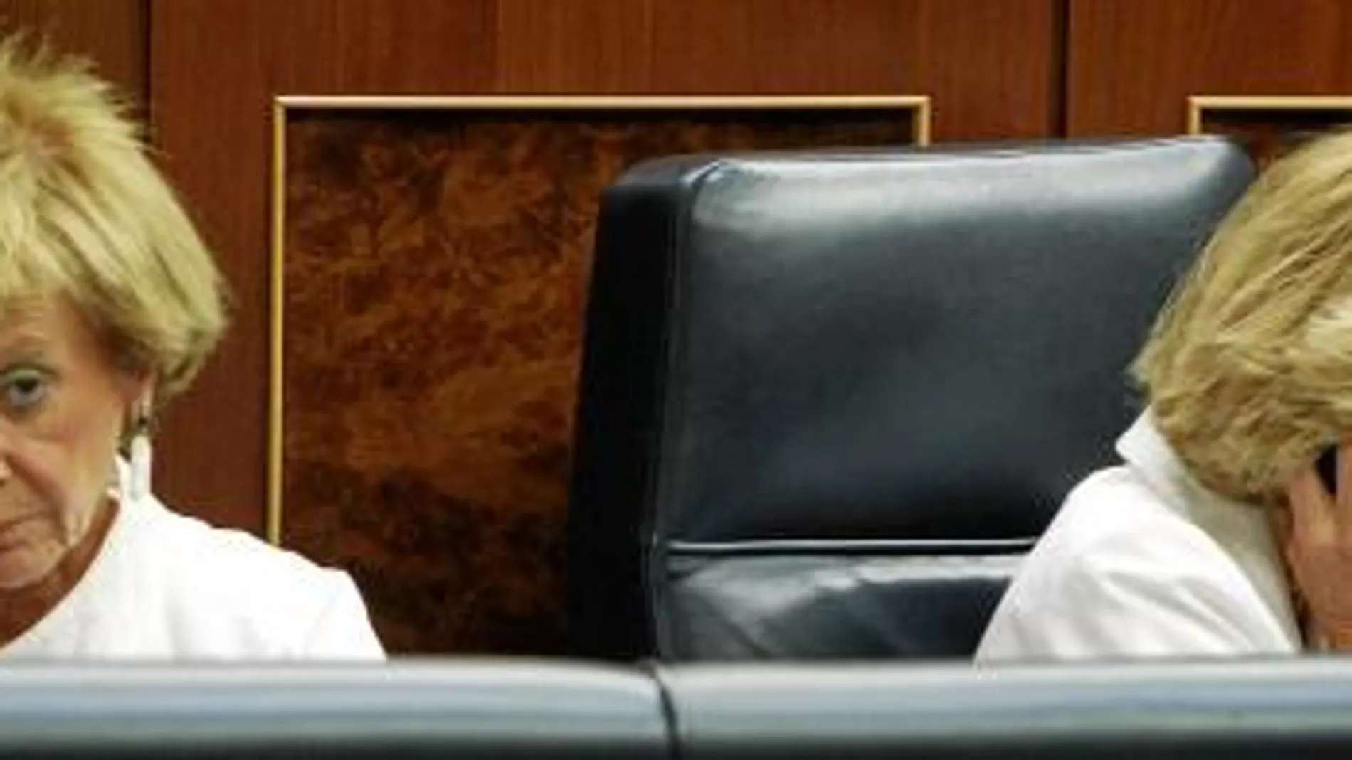 La vicepresidenta primera del Gobierno y la vicepresidenta económica, ayer, en el Congreso