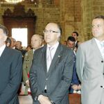Miguel Alejo, Ramiro Ruiz Medrano y Cecilio Vadillo escuchan la homilía