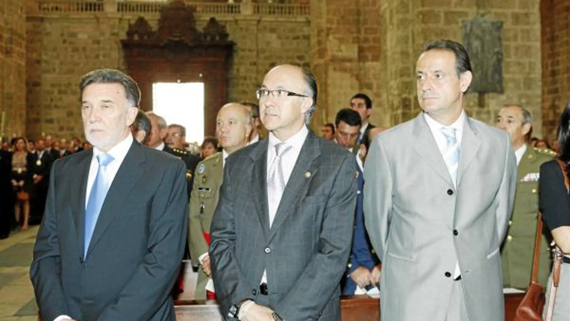Miguel Alejo, Ramiro Ruiz Medrano y Cecilio Vadillo escuchan la homilía