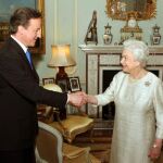 La reina Isabel II felicita al líder conservador, David Cameron, tras pedirle que forme Gobierno.
