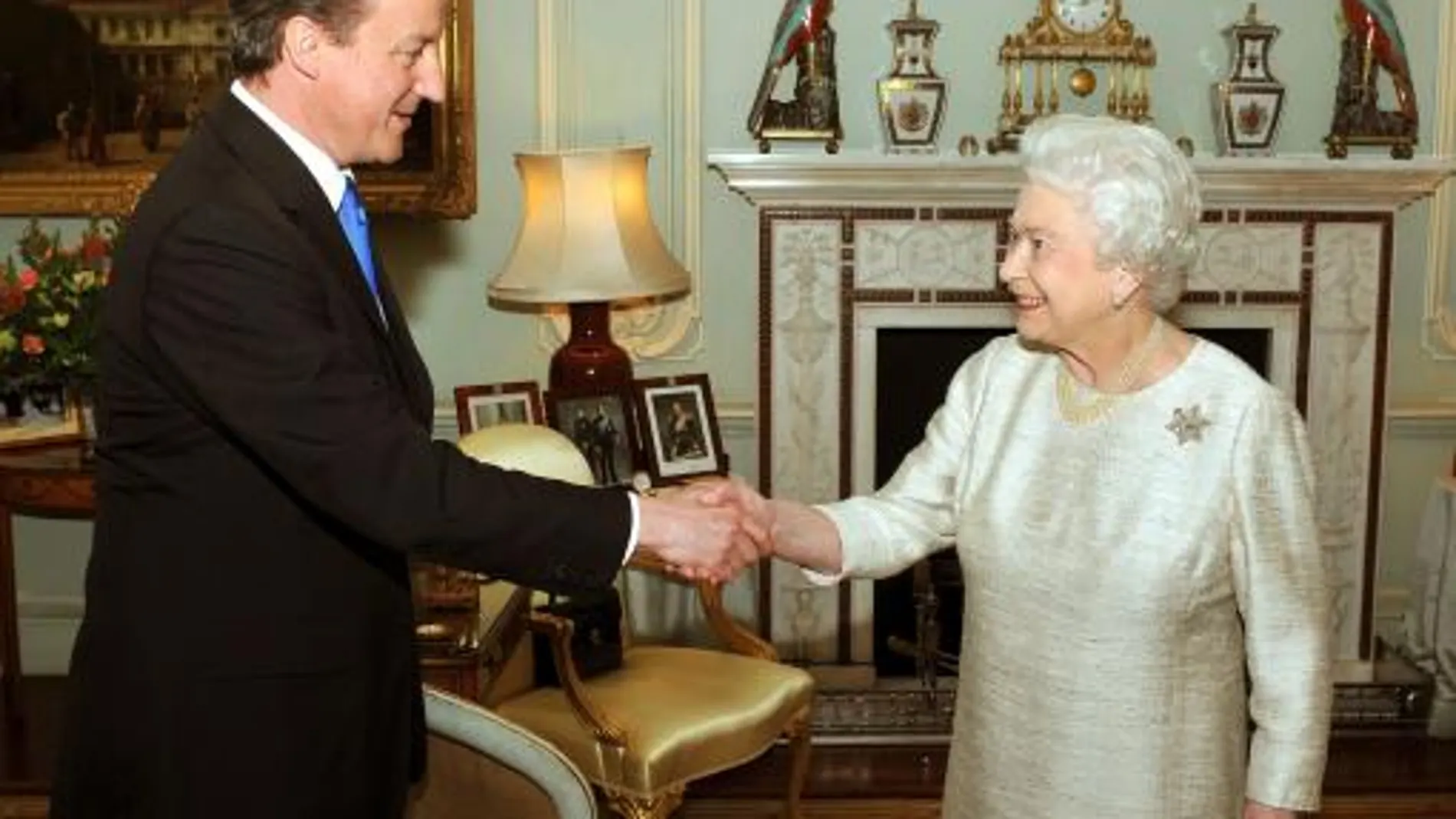 La reina Isabel II felicita al líder conservador, David Cameron, tras pedirle que forme Gobierno.