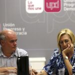 La líder de UPyD, Rosa Díez, junto al diputado nacional, Carlos Martínez Gorriarán, durante la reunión del Consejo de Dirección de UPyD celebrada esta tarde
