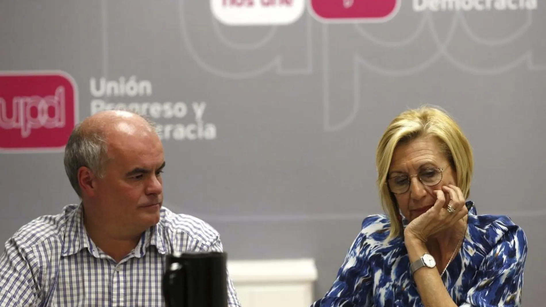 La líder de UPyD, Rosa Díez, junto al diputado nacional, Carlos Martínez Gorriarán, durante la reunión del Consejo de Dirección de UPyD celebrada esta tarde