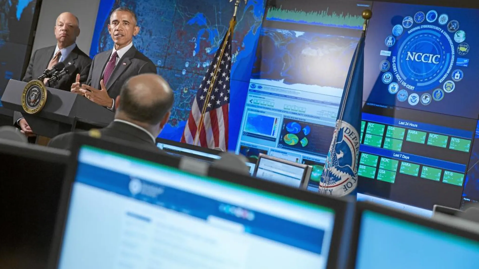 Barack Obama, junto a Jeh Johnson, secretario de Seguridad Nacional, en el centro de ciberseguridad de Arlington, en una imagen de archivo