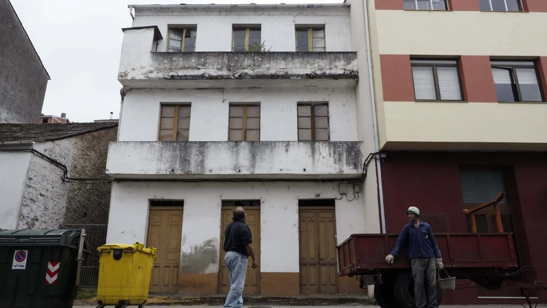 Fachada de la casa abandonada en cuyo interior han hallado un cadáver momificado en un armario
