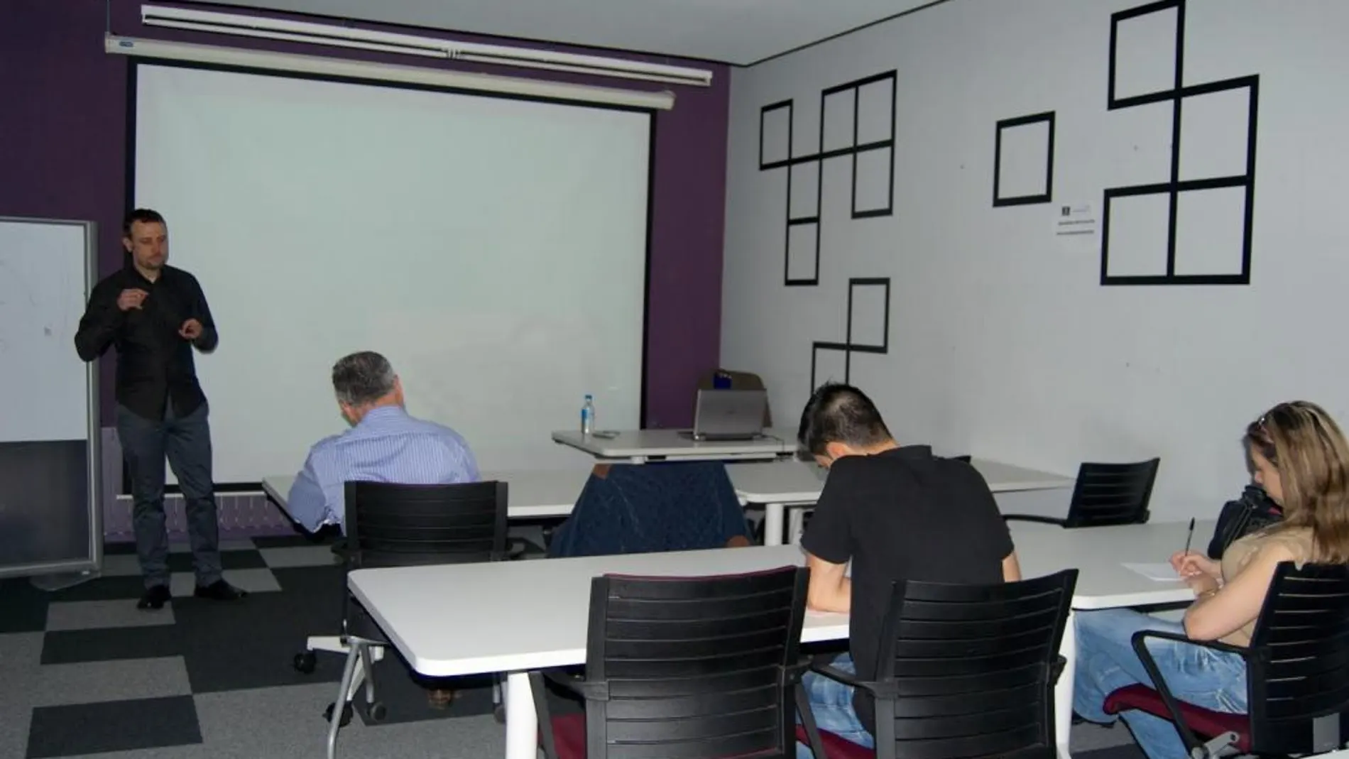 Israel Pardo, educador financiero, durante el taller en Madrid On Rail