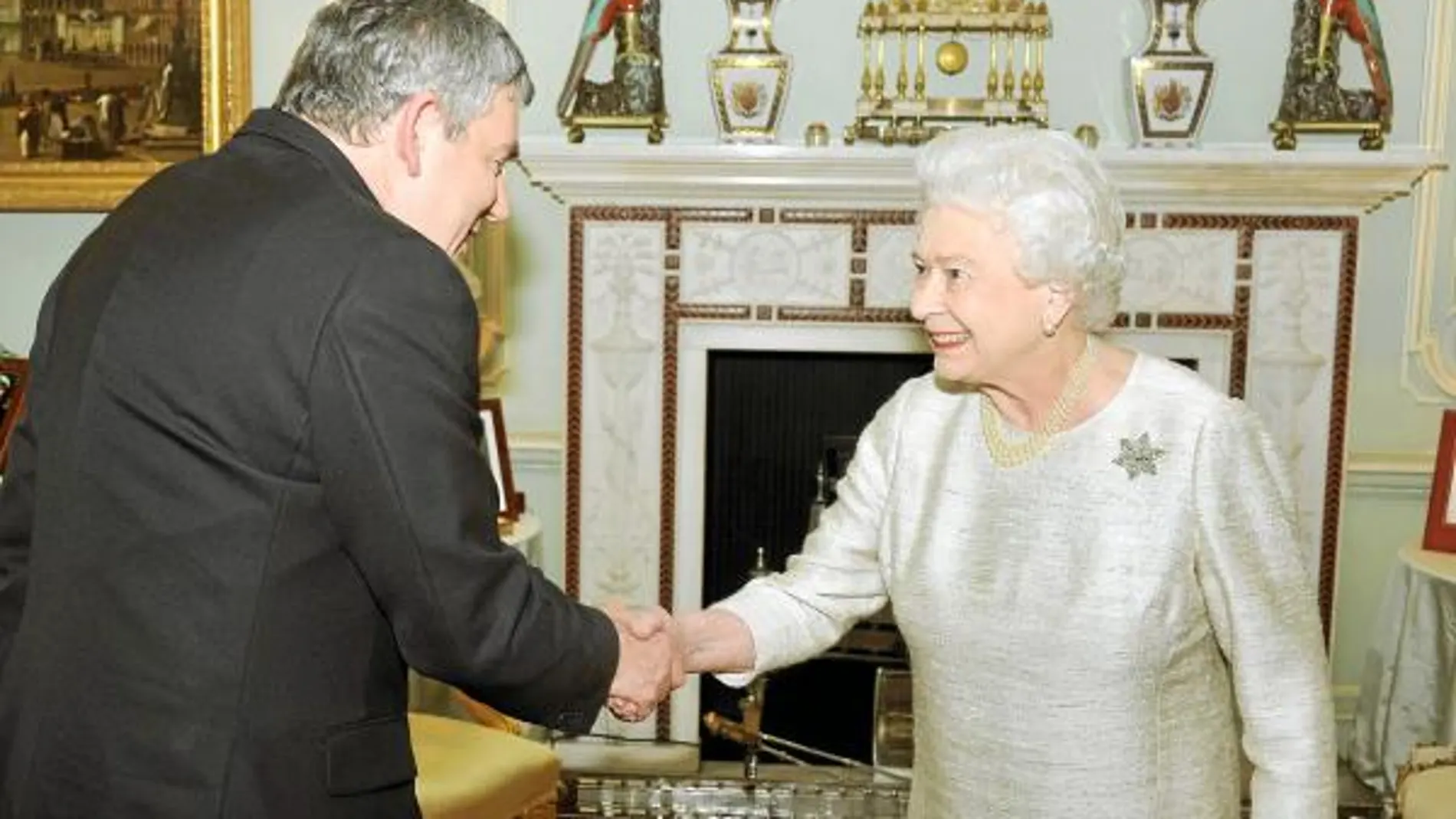 Gordon Brown junto a la Reina Isabel II
