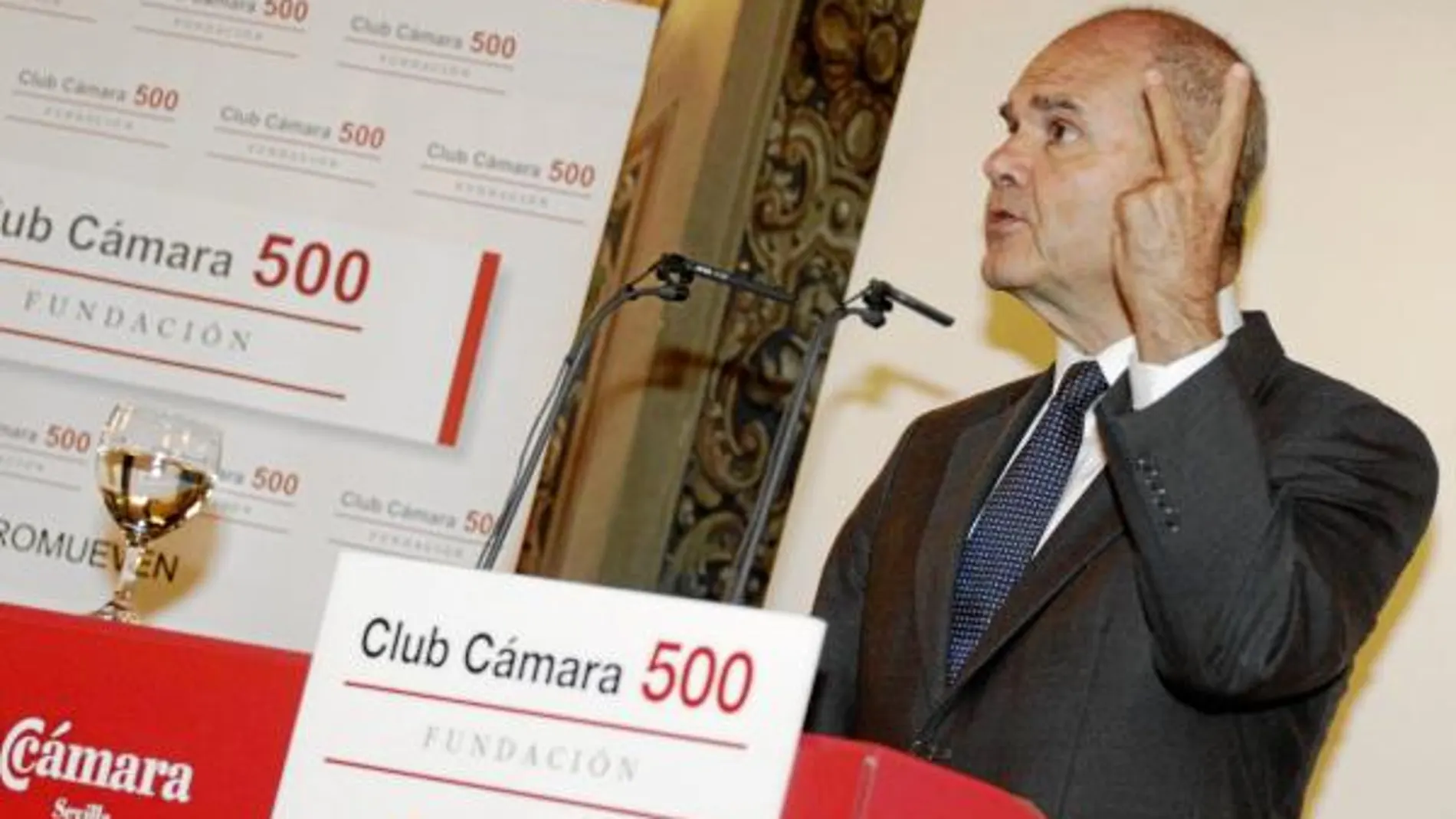 El vicepresidente tercero del Gobierno y ministro de Política Territorial, Manuel Chaves, ayer en su comparecencia ante el «Club Cámara 500»