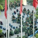 Policías antidisturbios descansan en las proximidades del Parlamento iraní