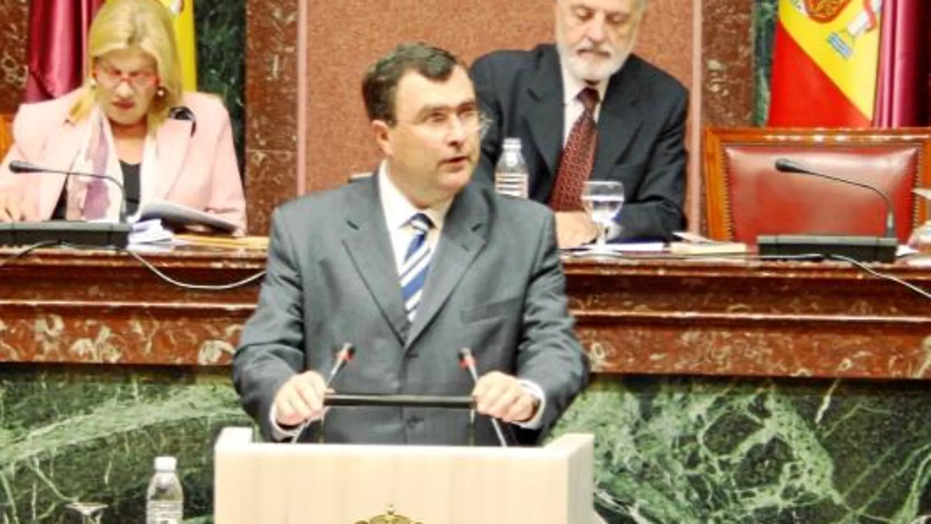 El consejero de Obras Públicas, José Ballesta, durante su comparecencia en la Asamblea Regional
