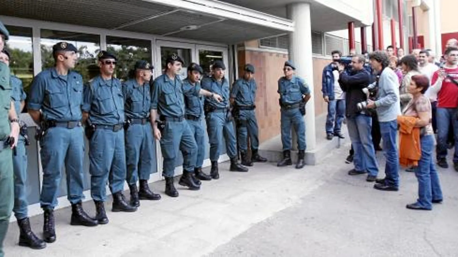 Imagen de la Guardia Civil custodiando el Ayuntamiento de Santa Coloma cuando estalló el caso Pretoria