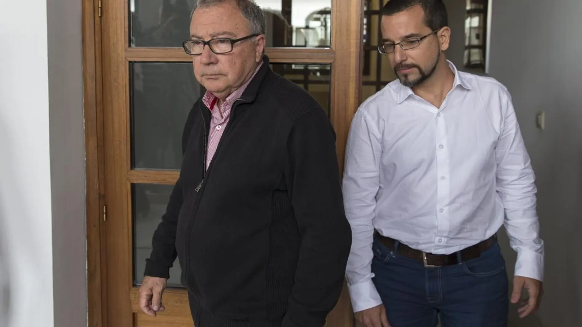 El secretario de organización de Podemos, Sergio Pascual (d) y el economista Manuel Garí, tras la primera reunión mantenida hoy en Sevilla con el PSOE