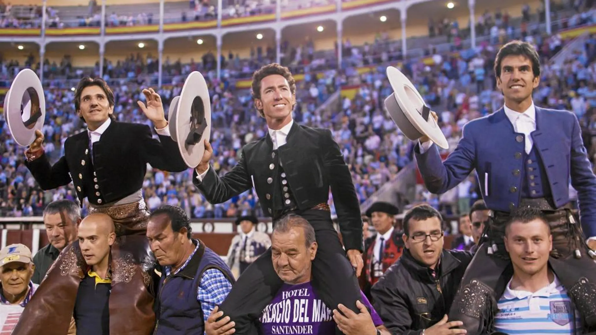 Los tres rejoneadores salieron a hombros en la décima de San Isidro