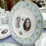 Tazas, platos y todo tipo de «souvenirs» han comenzado a inundar los escaparates londinenses