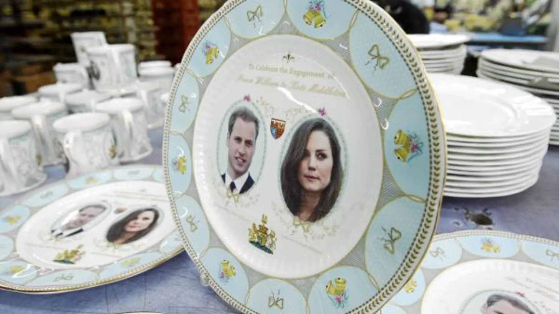 Tazas, platos y todo tipo de «souvenirs» han comenzado a inundar los escaparates londinenses