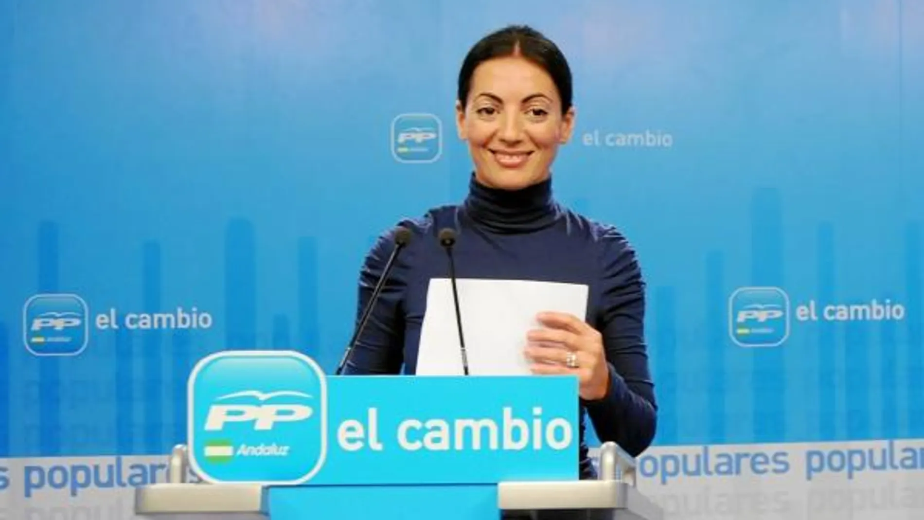 La portavoz del PP-A, Rosario Soto, durante la rueda de prensa que ofreció ayer en la sede regional del partido