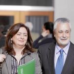 La consejera de Presidencia, con Griñán, el viernes en el Parlamento